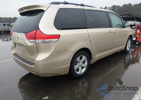 2013 Toyota Sienna Le V6 8 Passenger z USA, uszkodzony, nr VIN 5TDKK3DCXDS352689